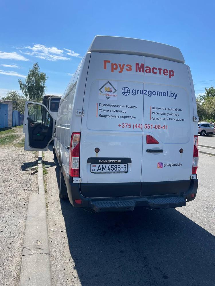 загрузка кузова грузового такси стройматериалами в Гомеле