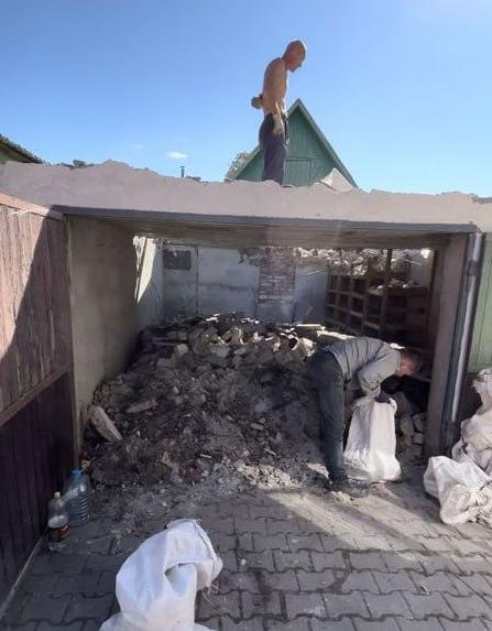 демонтаж кровли и стен ветхой постройки