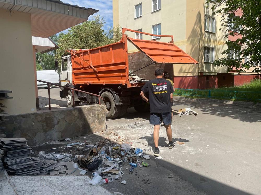 грузчики выносят строительный мусор из подъезда в Гомеле