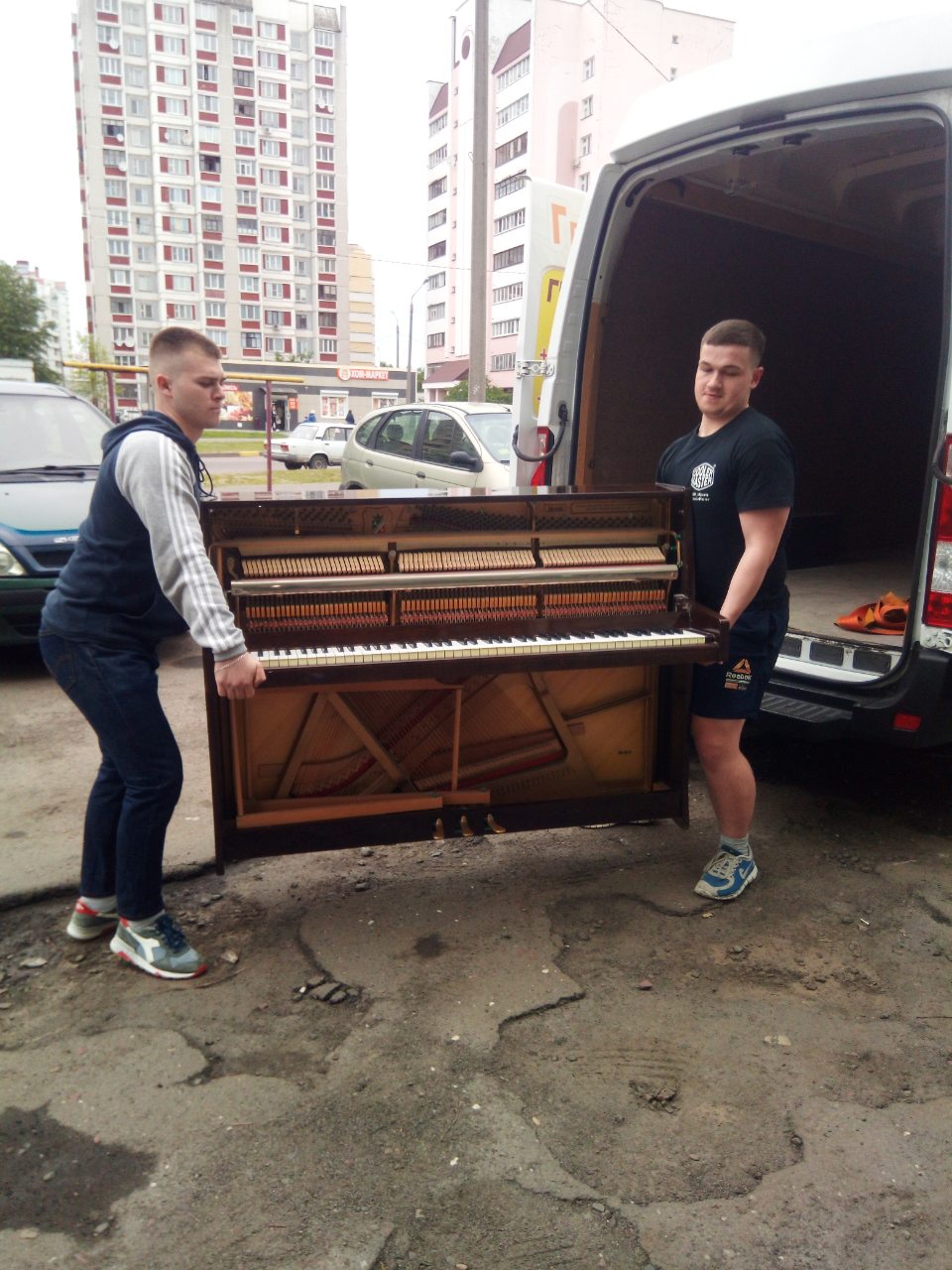 Грузчики перевозят пианино в Гомеле - фото грузгомель