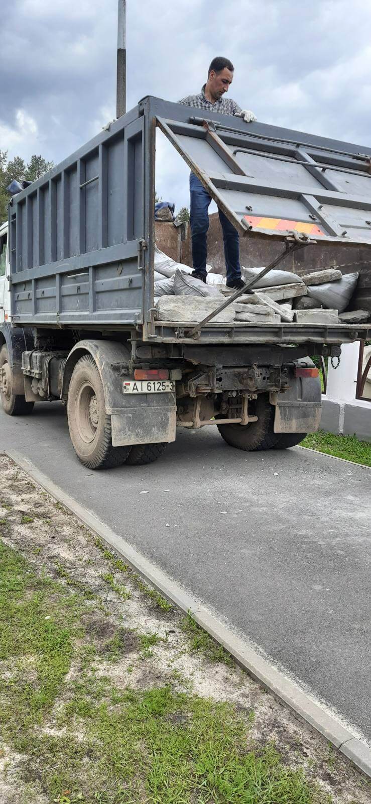 фото грузовика с мусором